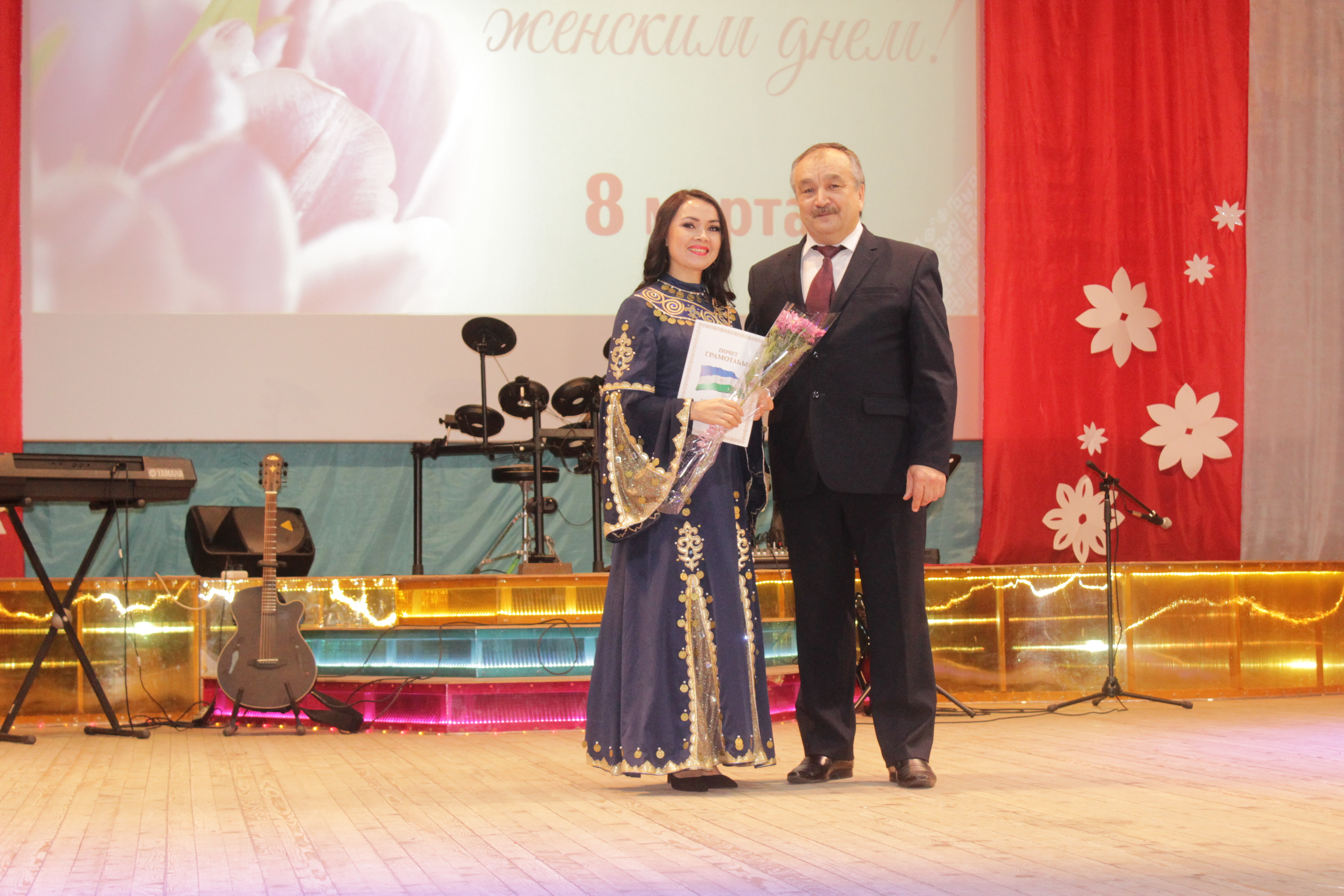 Дарил цветы глава администрации района Дамир Мустафин, хорошее настроение – любимые артисты