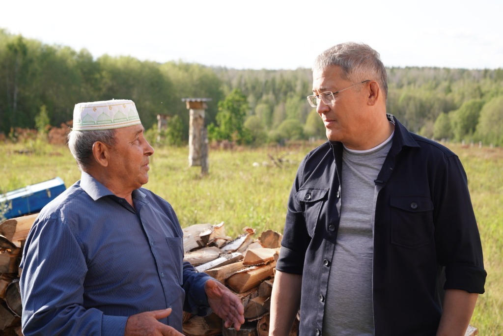 Радий Хабиров посетил крупнейшую колодно-бортевую пасеку в Бурзянском районе