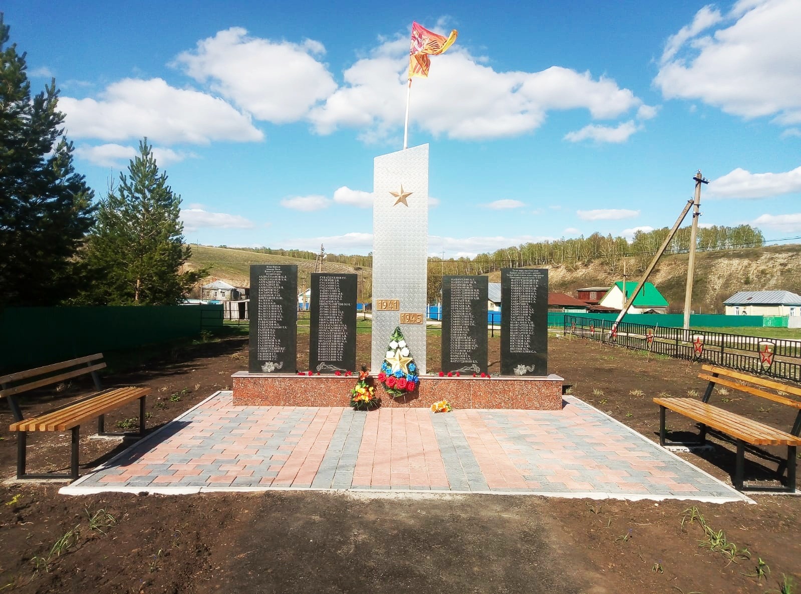 Жители деревни Старая Васильевка Альшеевского района своими силами установили памятник фронтовикам