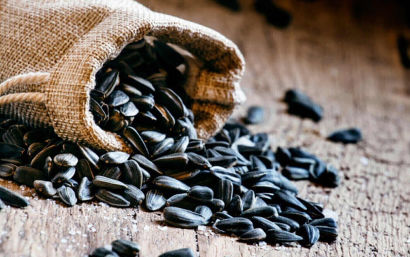 Врач рассказала о скрытом вреде семечек