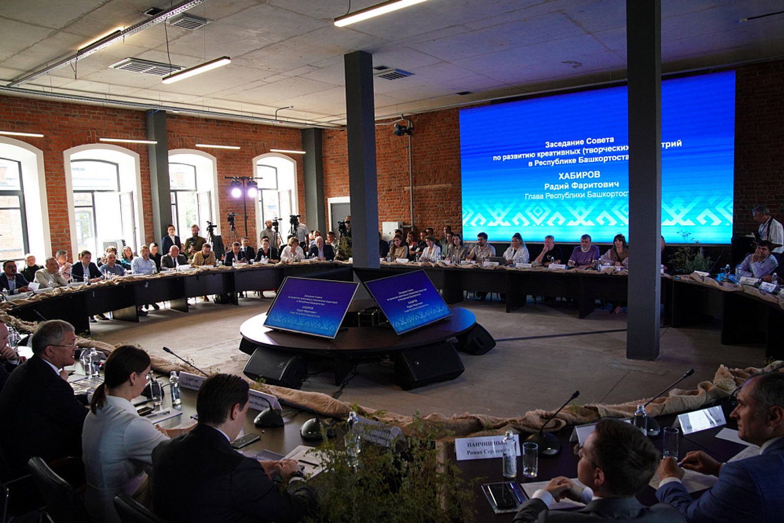 Р. Хабиров провёл заседание Совета по развитию креативных индустрий