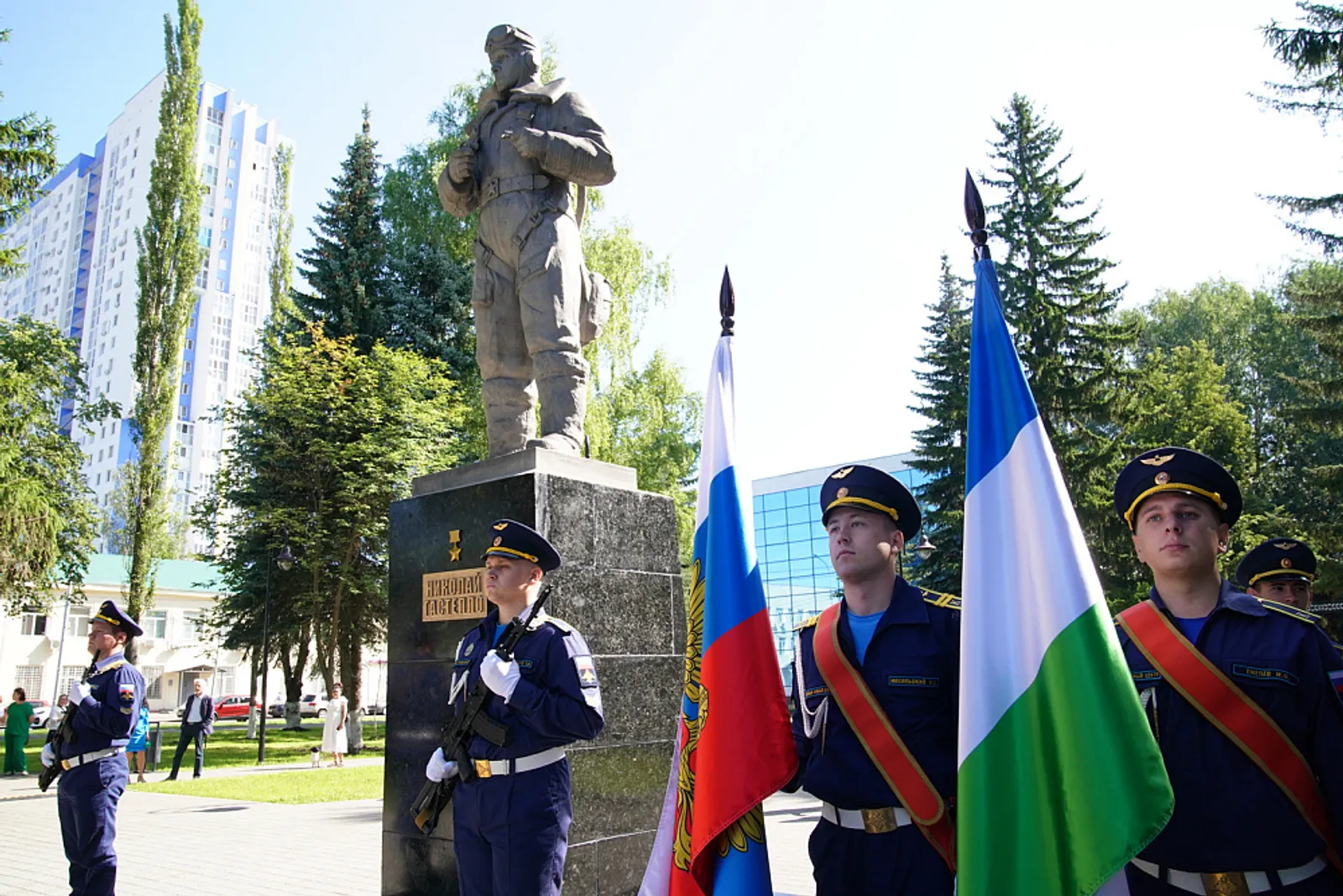Р. Хабиров возложил цветы к памятнику Н. Гастелло в честь 100-летия  ОДК-УМПО