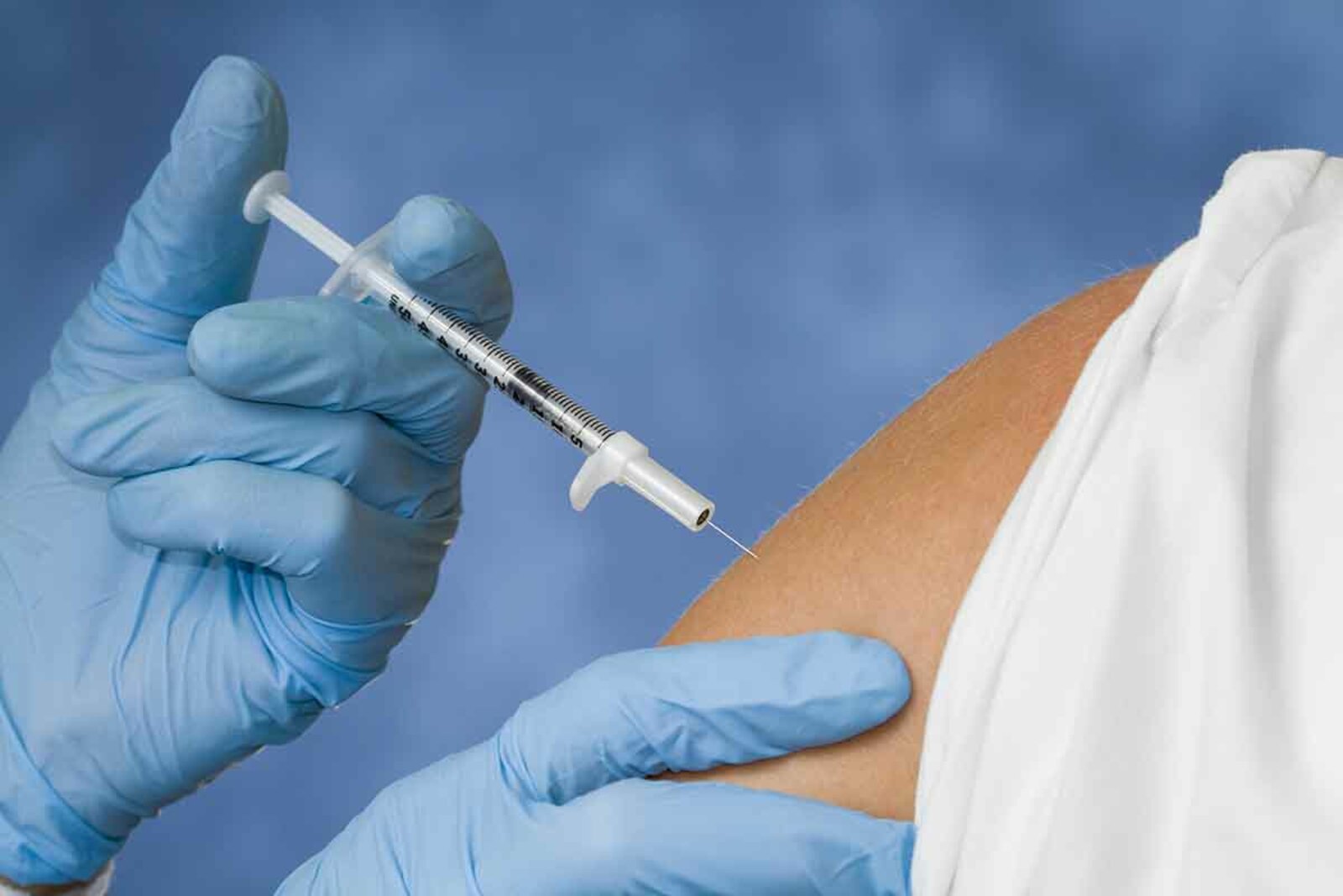 Уровень вакцинации от коронавируса в России непозволительно низкий