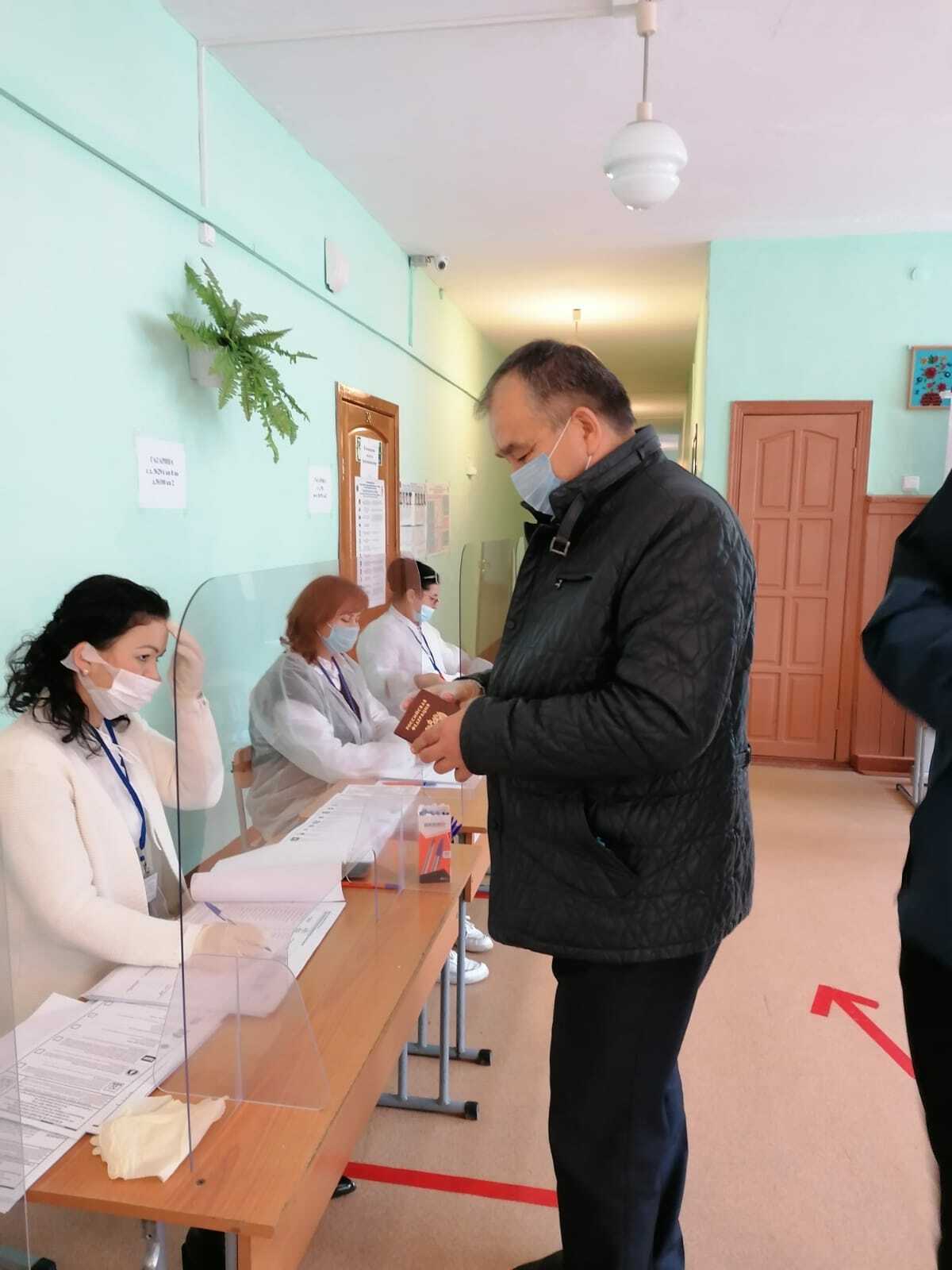 Глава администрации Альшеевского района традиционно проголосовал на своем участке