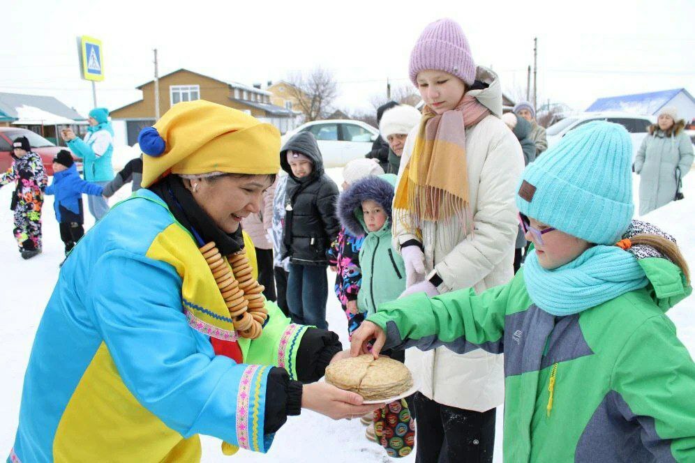 С зимой простились - весне поклонились!
