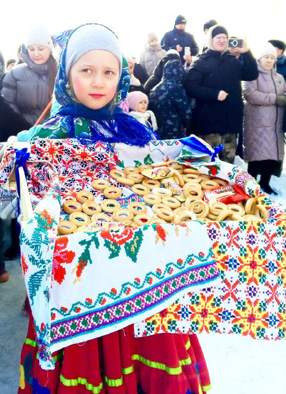 С зимой простились - весне поклонились!