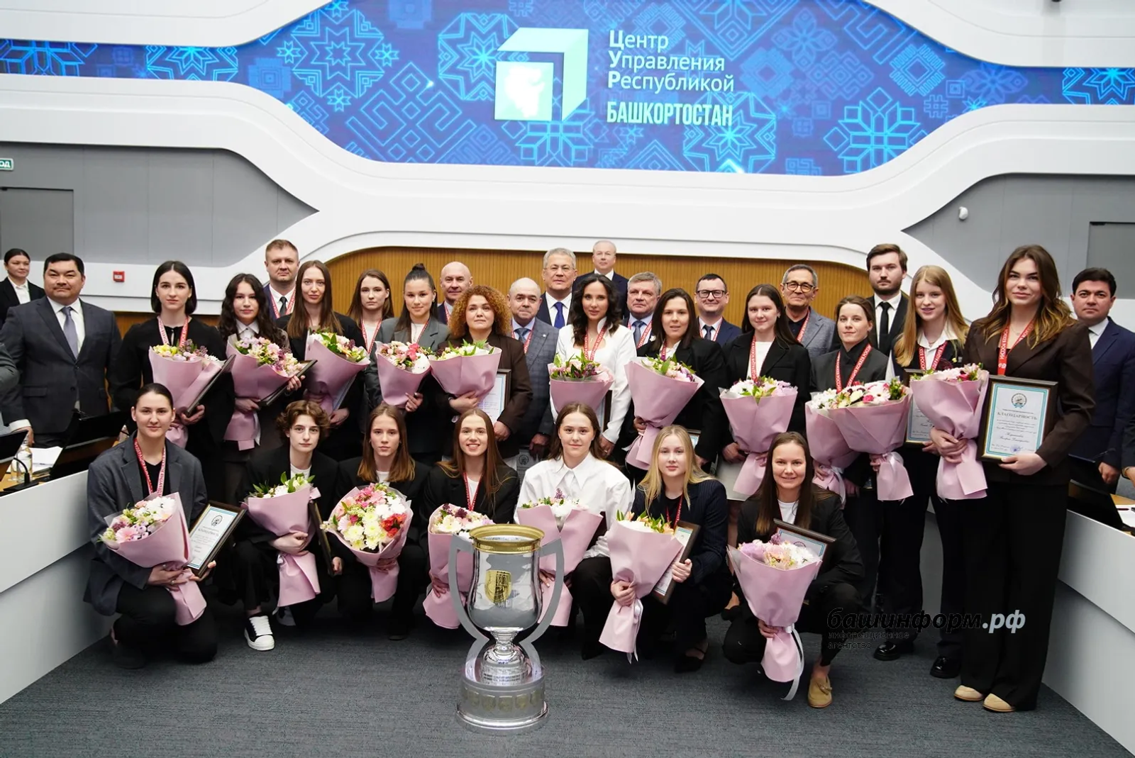 Глава Башкирии наградил хоккеисток «Агидели» за очередную победу в ЖХЛ