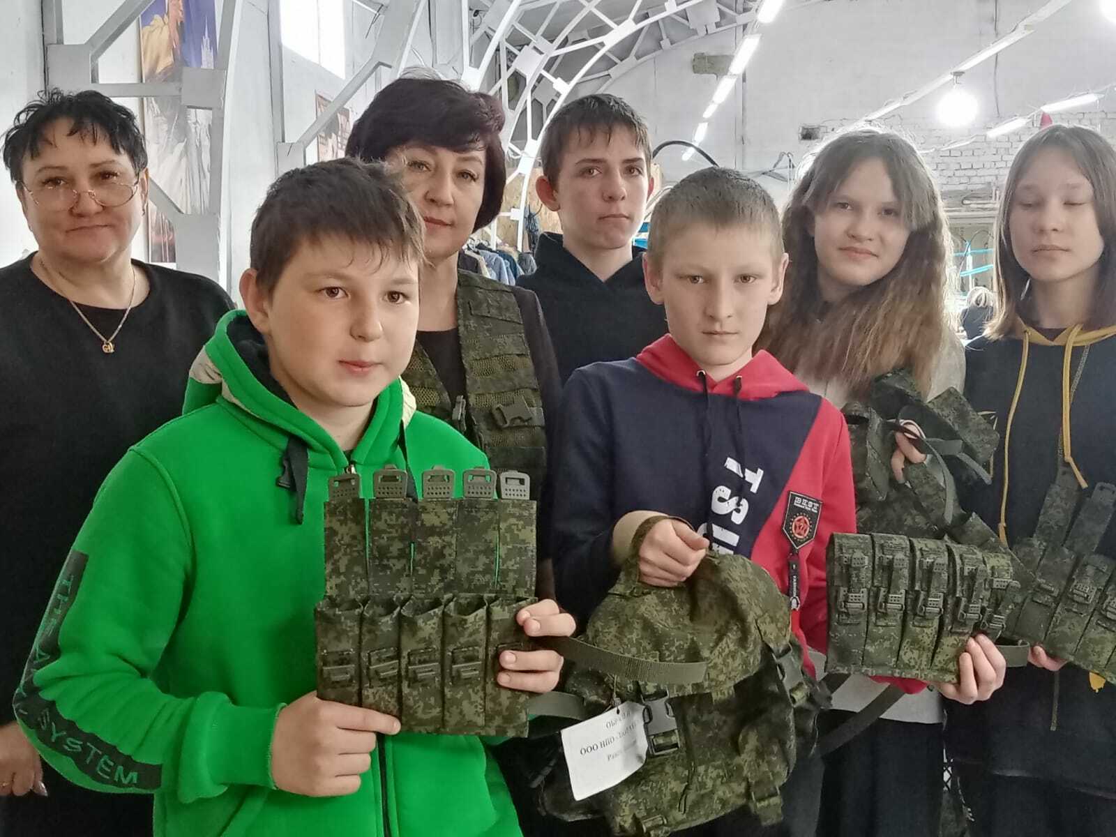 Ученики Абдрашитовской школы примерили обмундирование для бойцов СВО