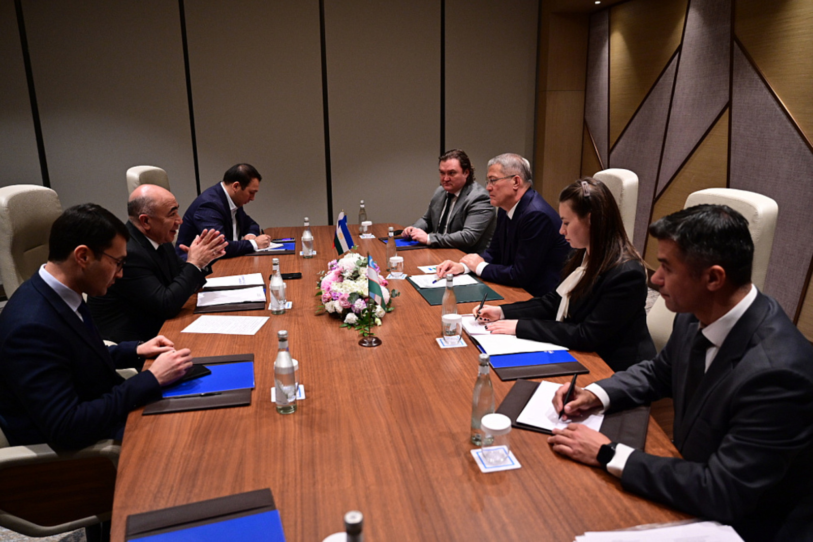 Р. Хабиров встретился с хокимами Ташкентской и Ферганской областей Узбекистана