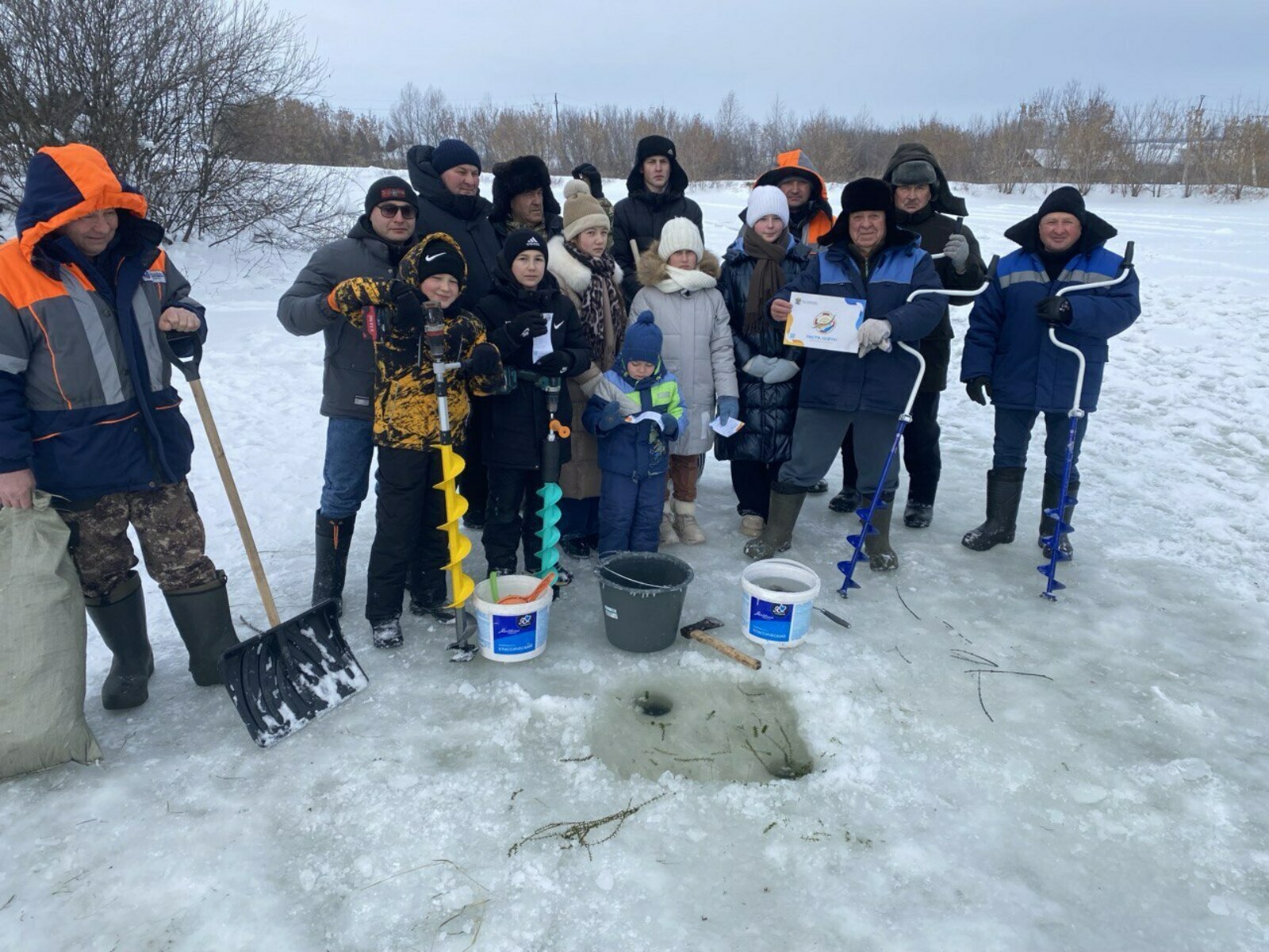 Жители Башкирии спасают рыбу от зимней нехватки кислорода