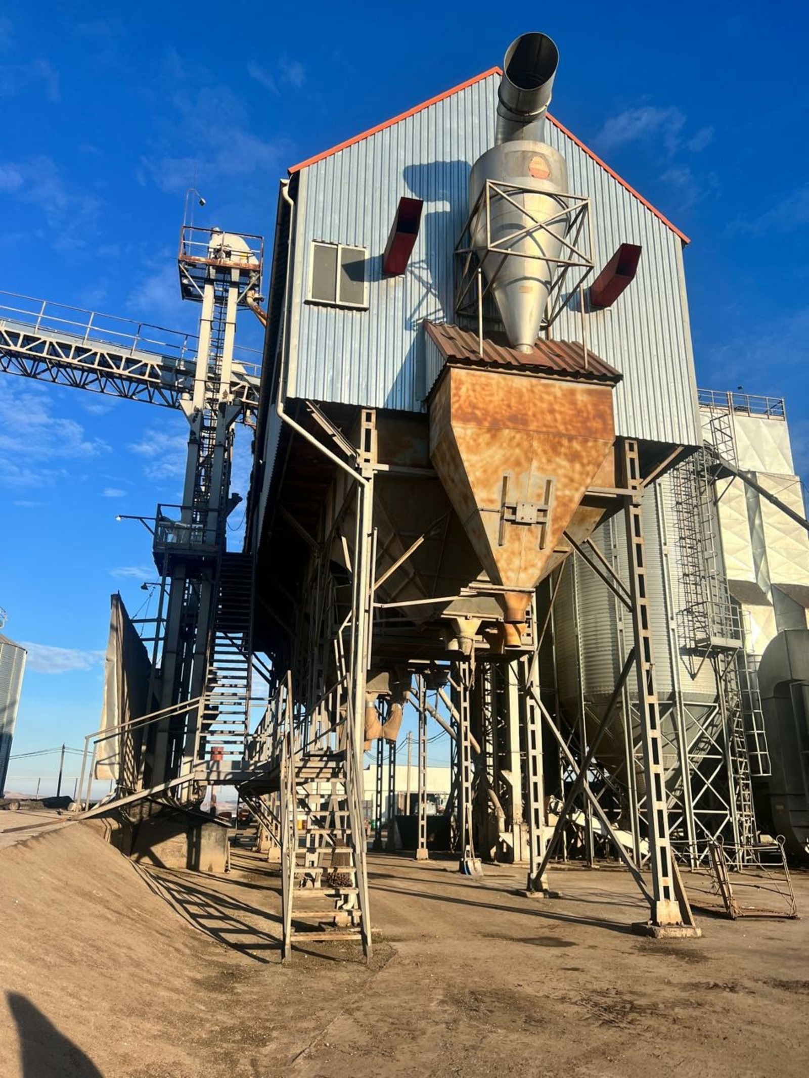 Работники сельхозпредприятия отравились неизвестным веществом