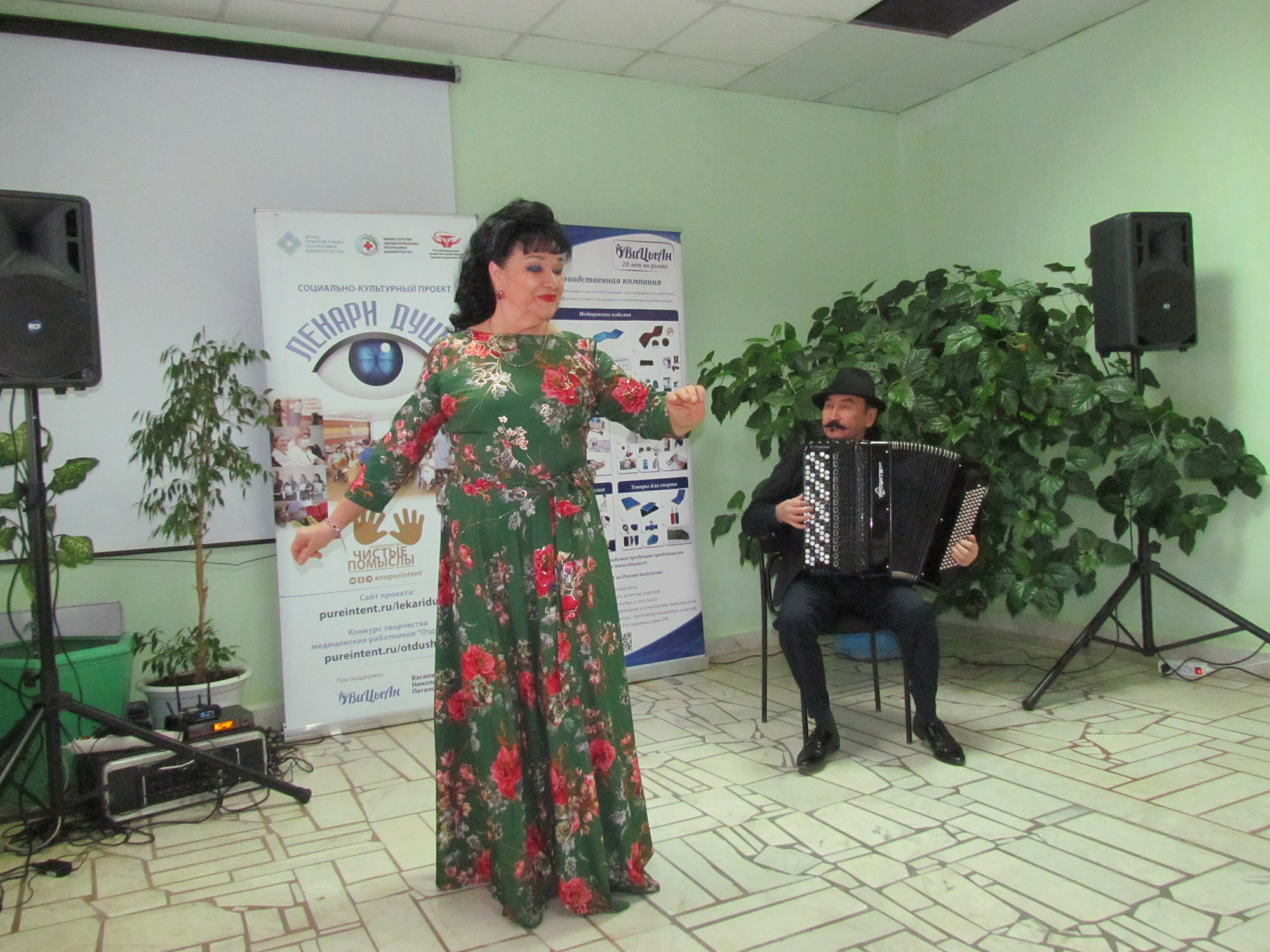 В Раевской ЦРБ легендарные артисты Башкортостана провели культурную реабилитацию медиков