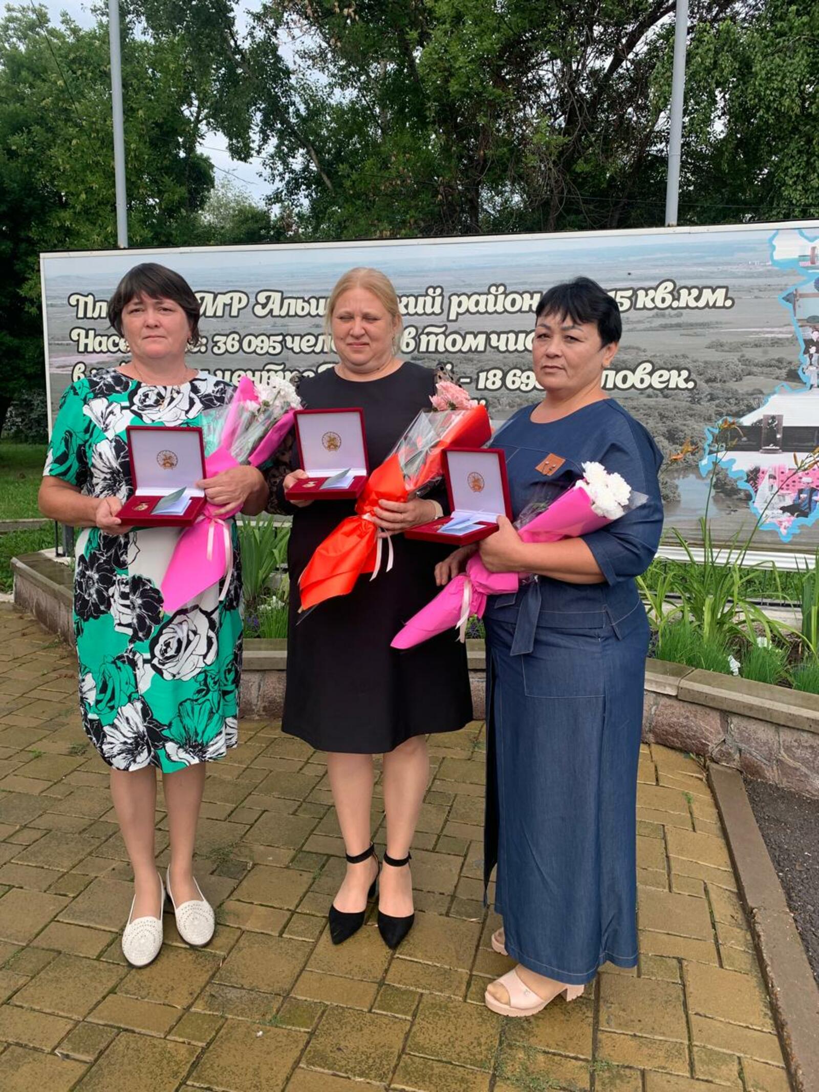 Многодетные мамы из Альшеевского района удостоились медали «Материнская слава».