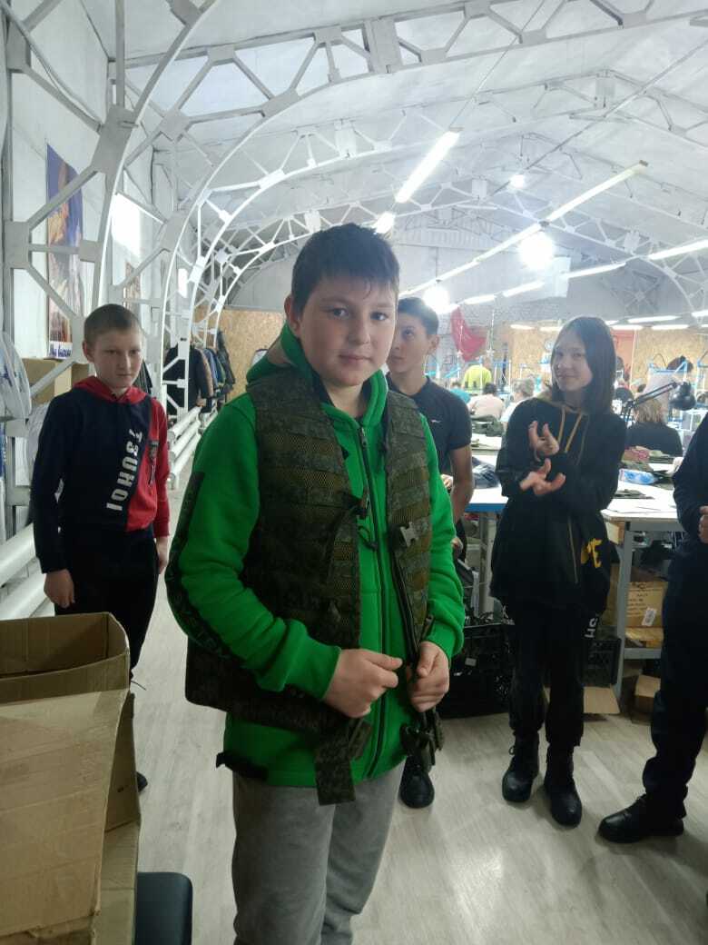 Ученики Абдрашитовской школы примерили обмундирование для бойцов СВО