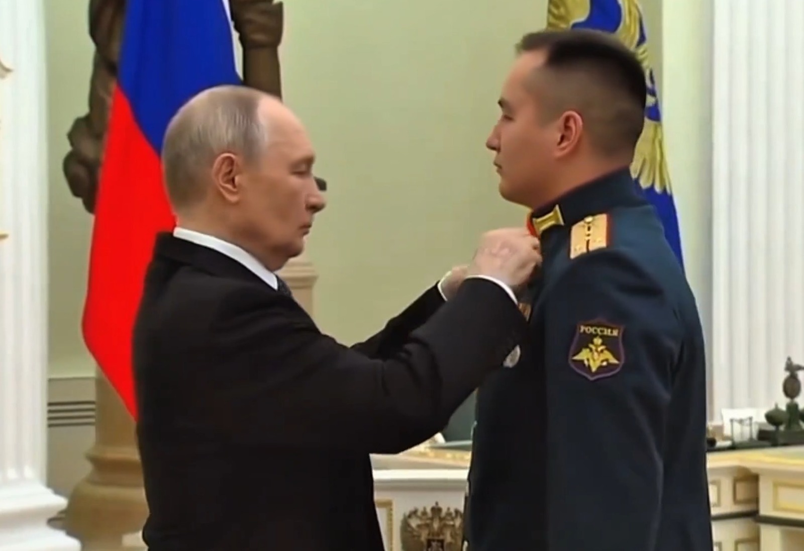 Владимир Путин вручил уроженцу Башкирии медаль Героя России
