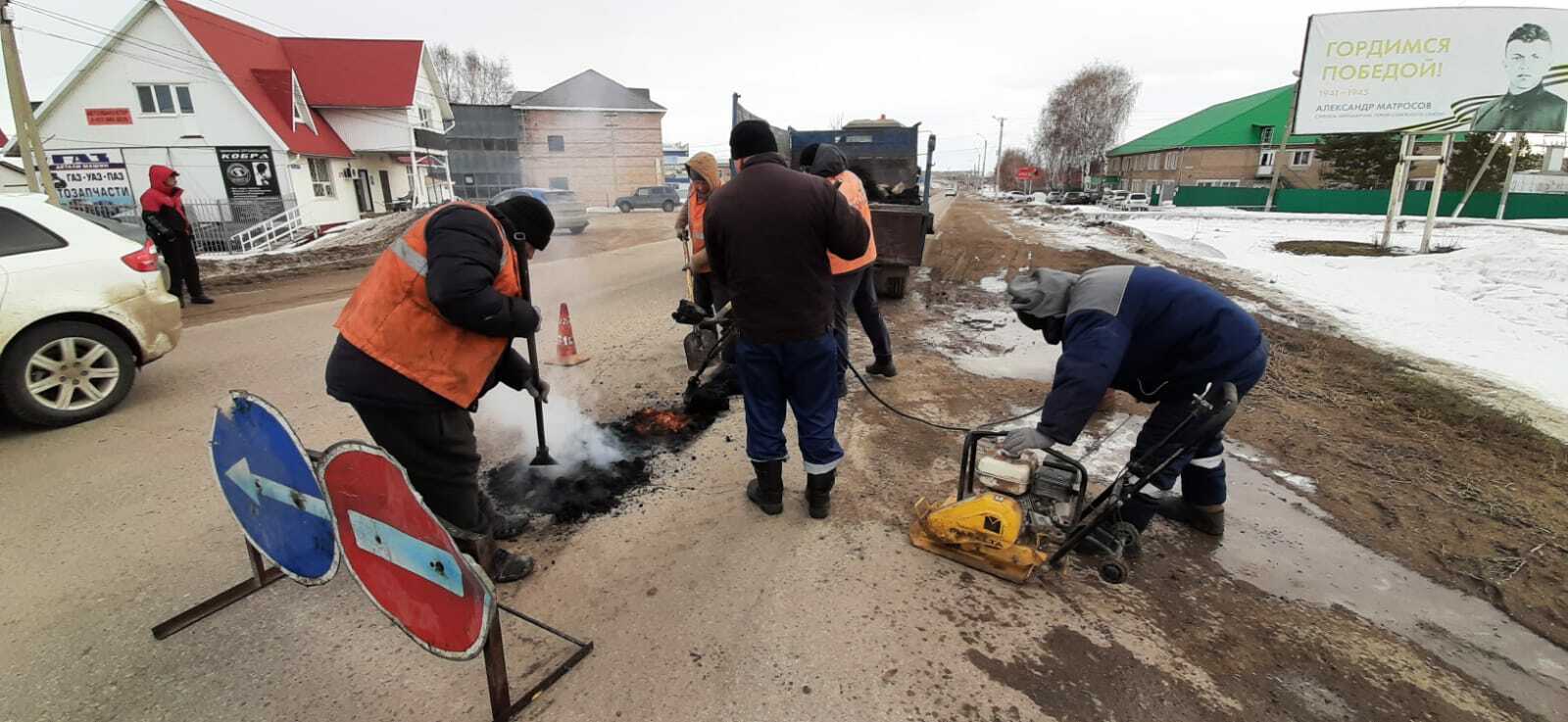 В селе Раевский приступили к ямочному ремонту дорог