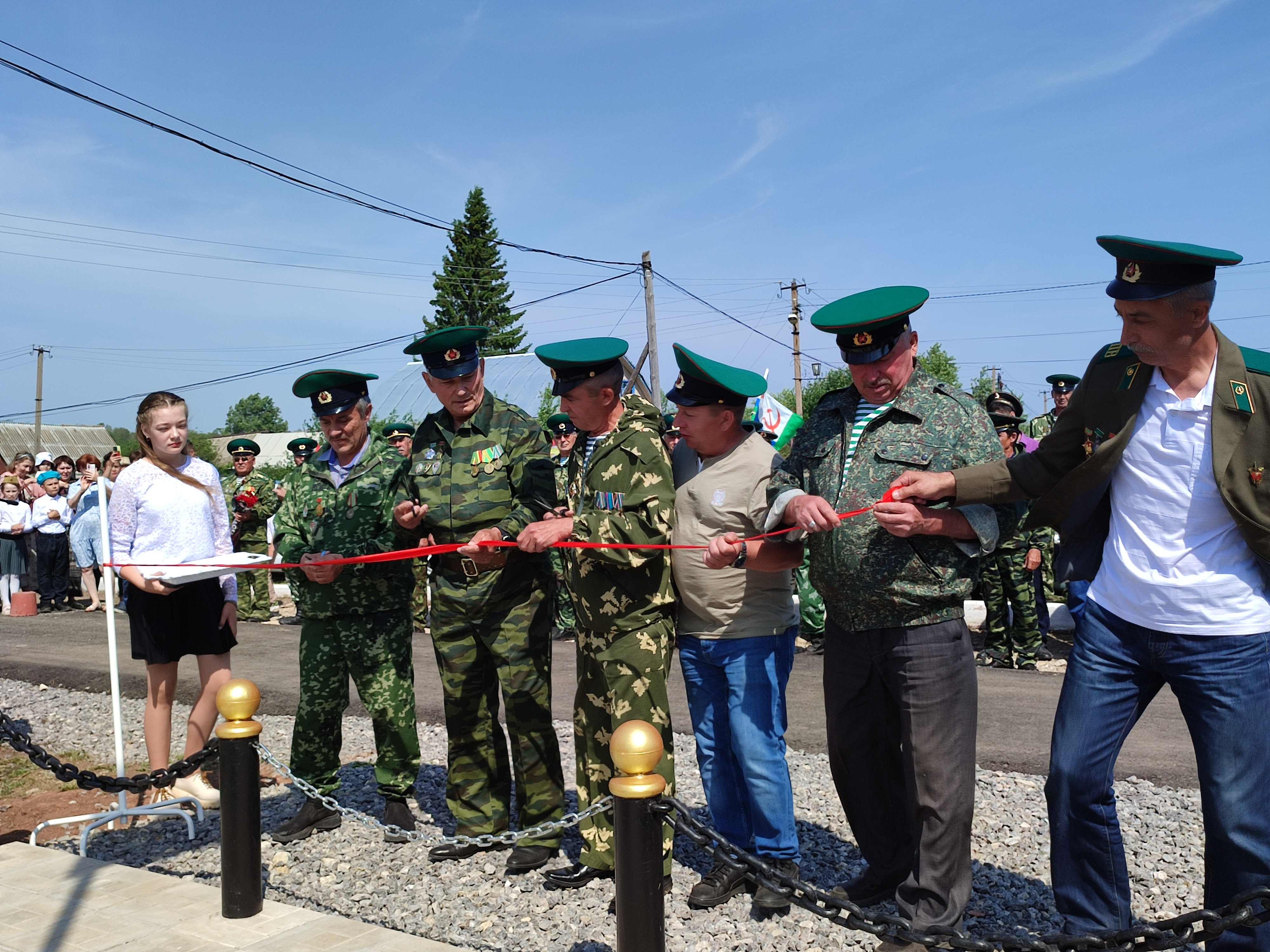 В селе Абдрашитово открыли памятник Пограничникам