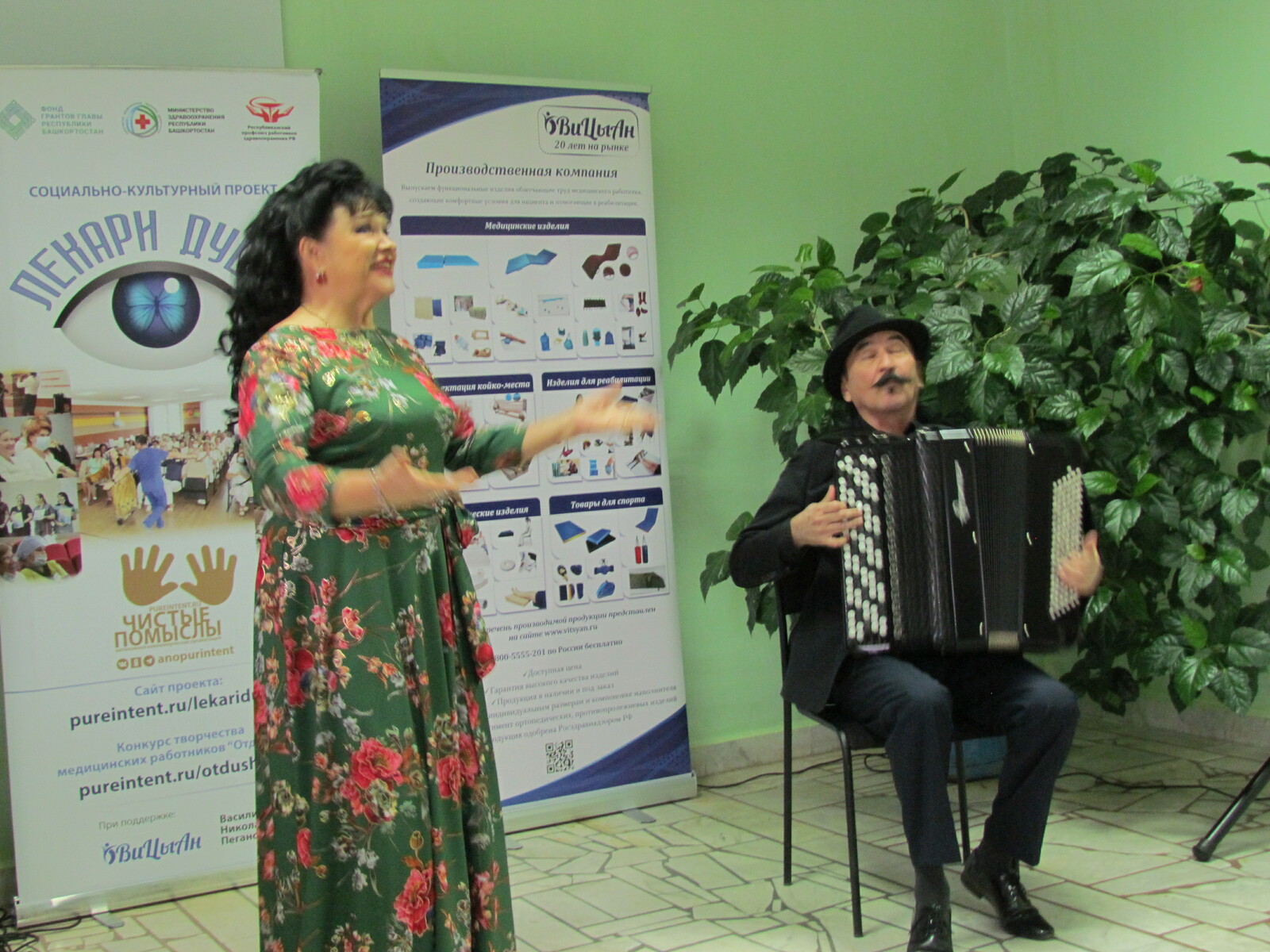 В Раевской ЦРБ легендарные артисты Башкортостана провели культурную реабилитацию медиков