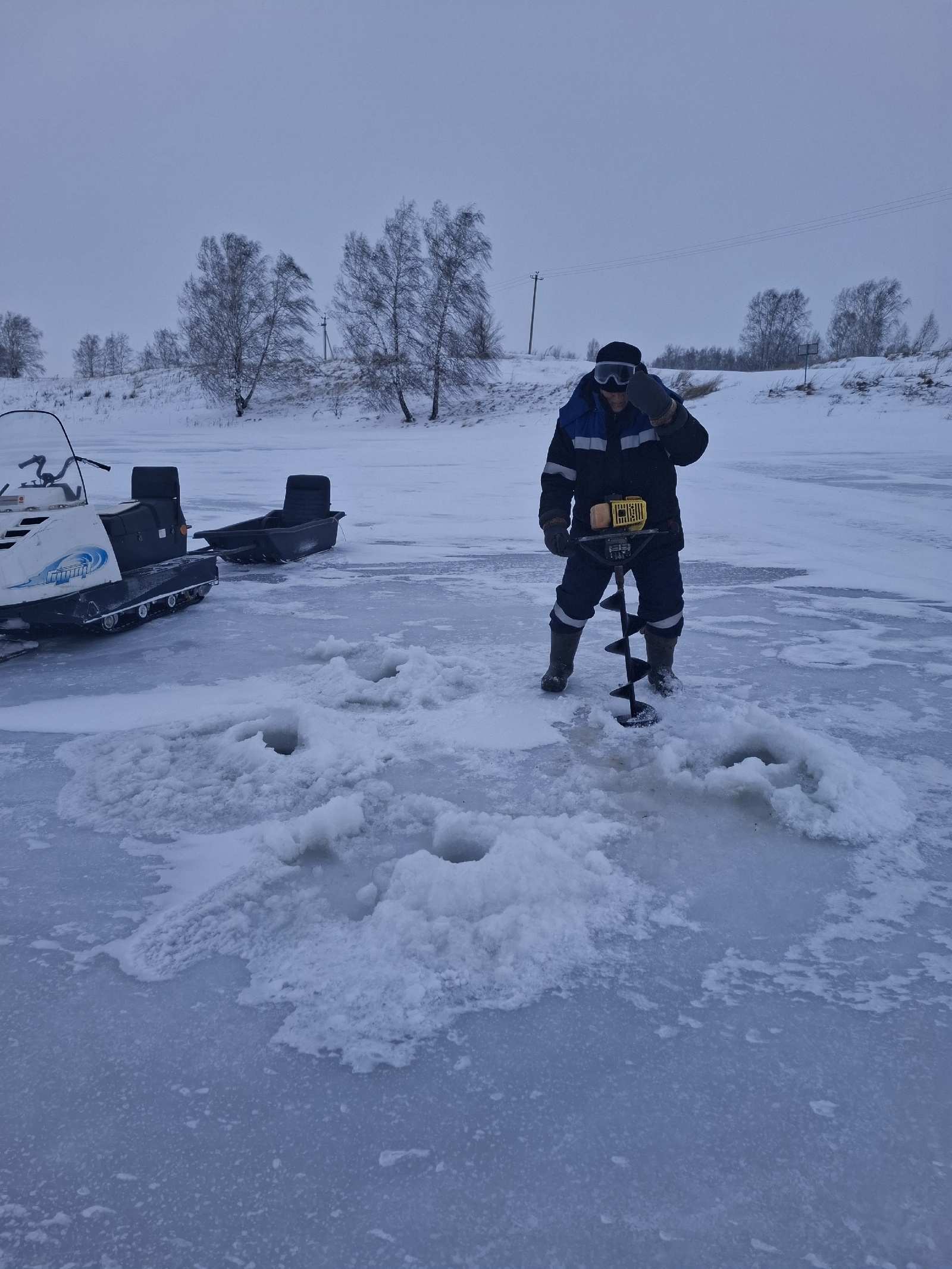 Сотрудники природного парка «Кандры-Куль» спасают рыбу от замора