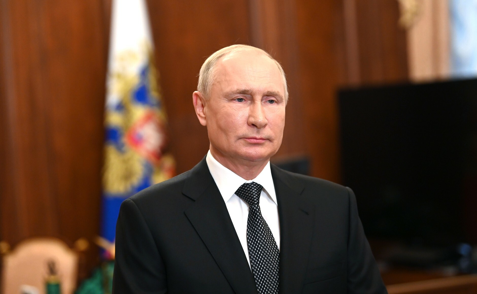 Владимир Путин поручил начать выплаты на школьников со 2 августа