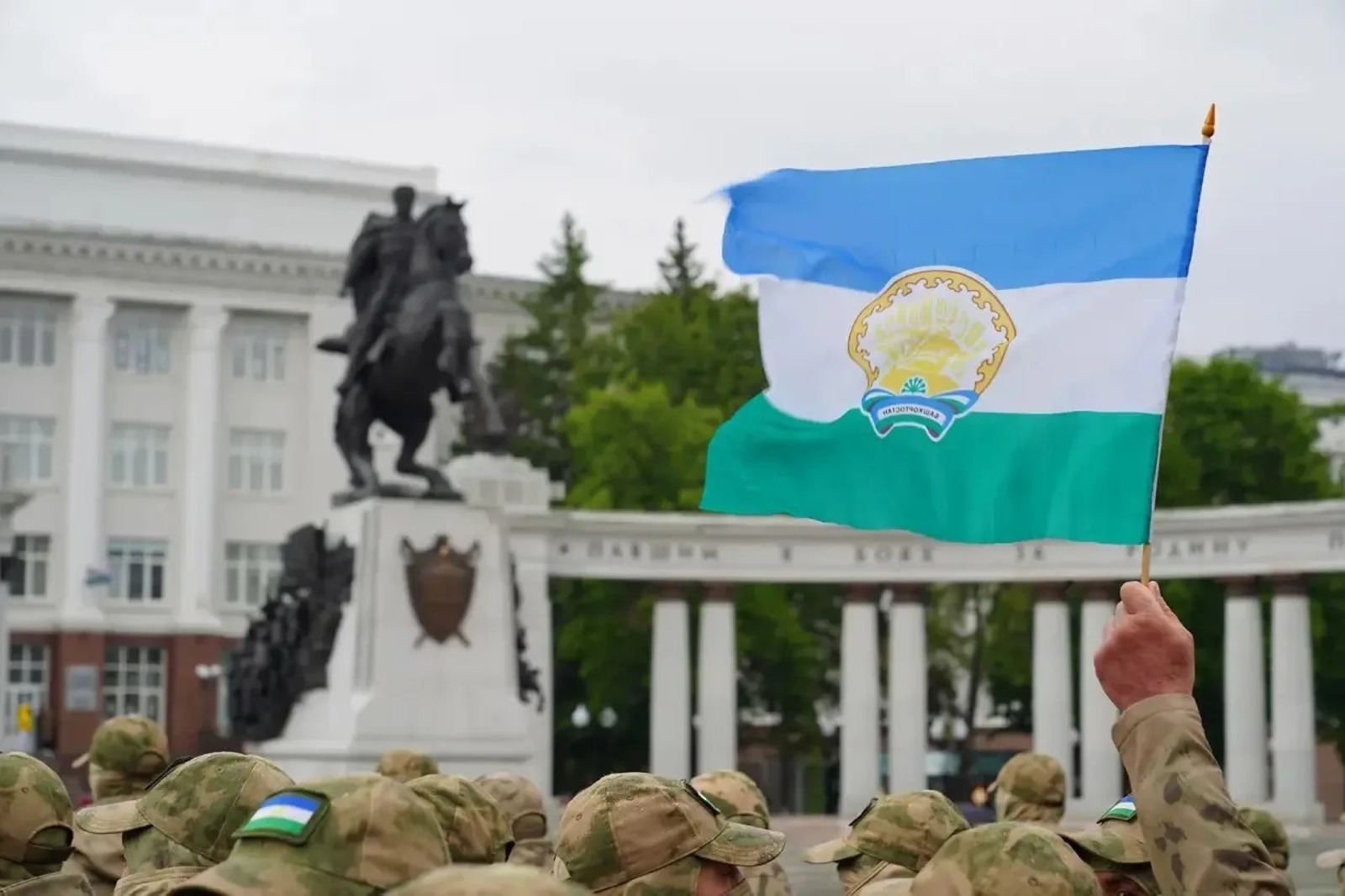 Радий Хабиров поздравил с Днем государственного флага Башкортостана