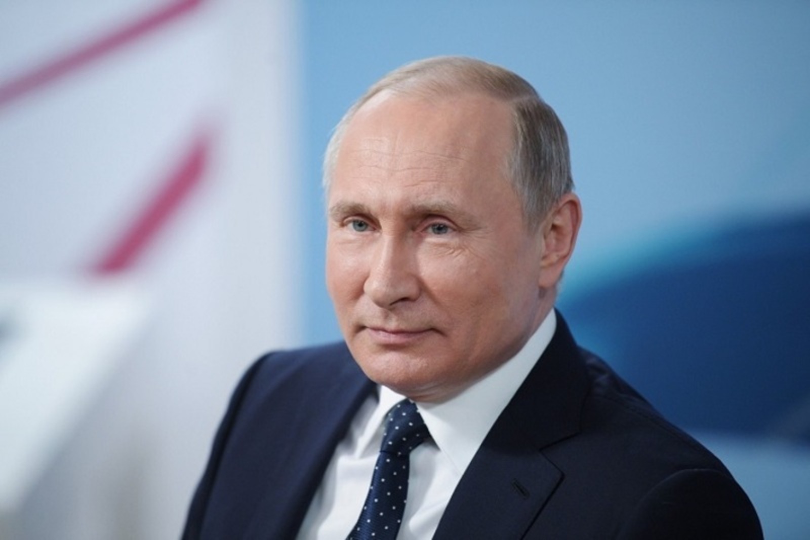 Владимир Путин поручил повысить прожиточный минимум и МРОТ