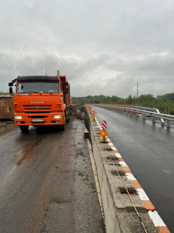 В Гафурийском районе республики в рамках нацпроекта «Безопасные качественные дороги» продолжается ремонт моста через реку Белая