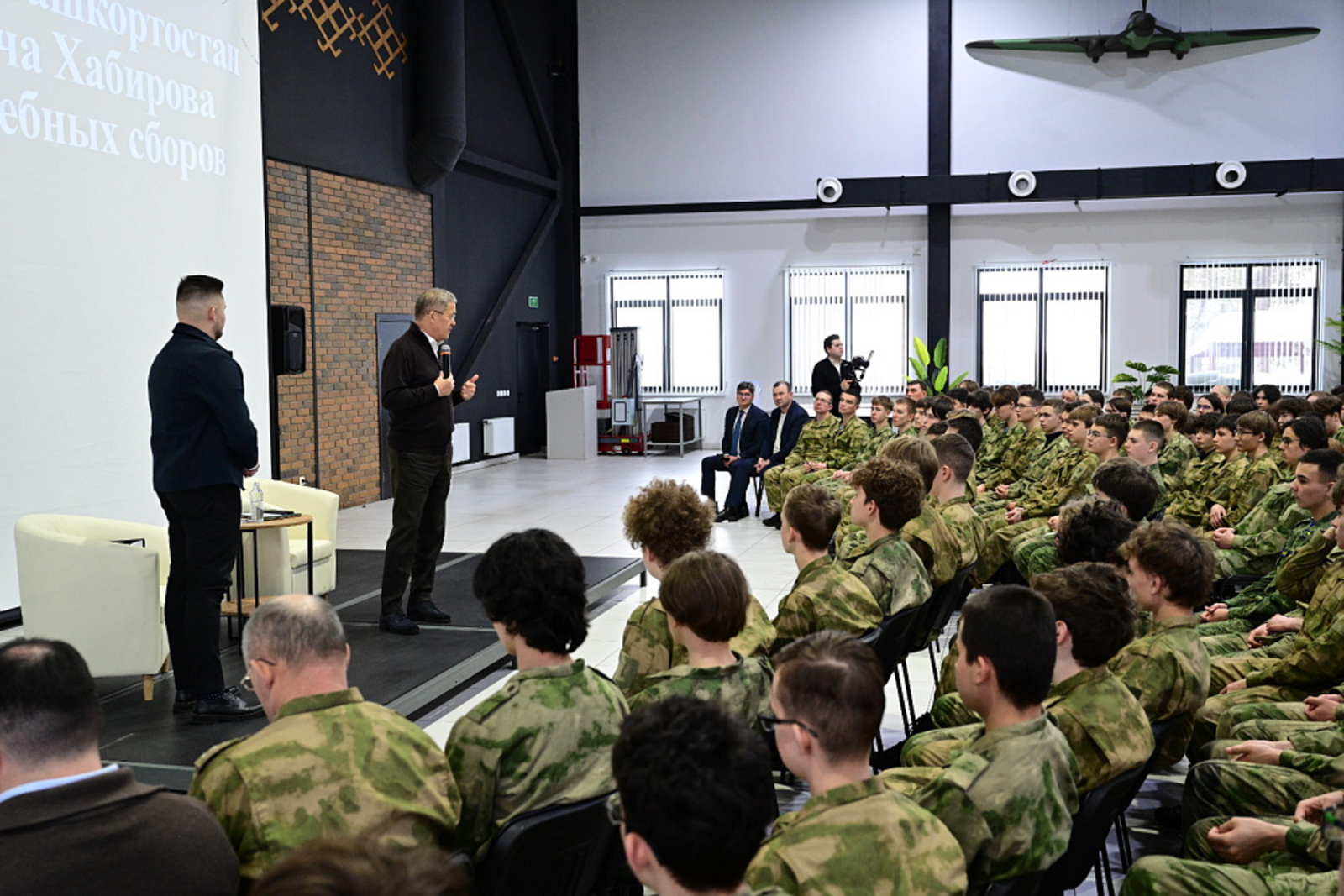 Хабиров встретился с десятиклассниками в парке «Патриот»