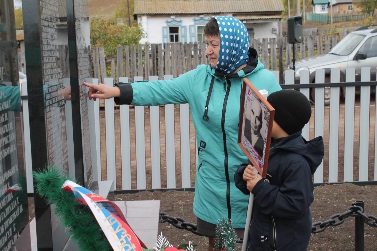 В деревне в семь домов Альшеевского района Башкирии жители своими силами установили памятник участникам Великой Отечественной войны
