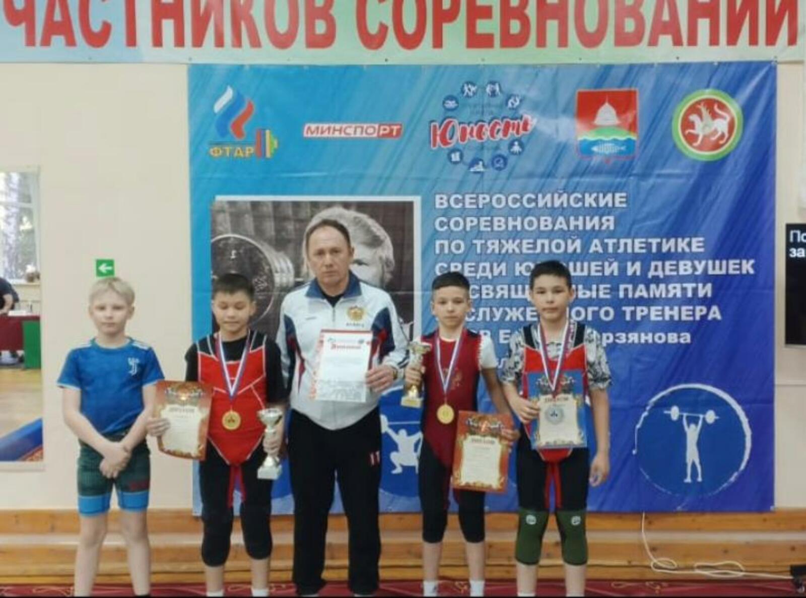 Альшевские тяжелоатлеты привезли сразу пять медалей с всероссийских соревнований в Бугульме