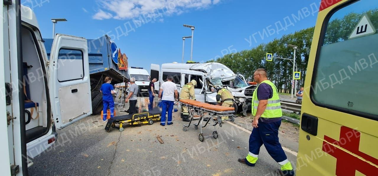 В Башкортостане в результате столкновения микроавтобуса и грузовика погибли пять человек