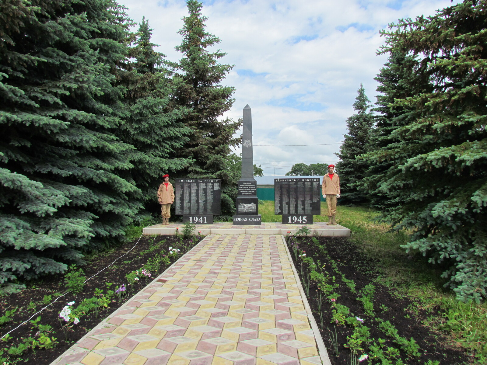 В селе Нижнее Аврюзово состоялось торжественное открытие памятника