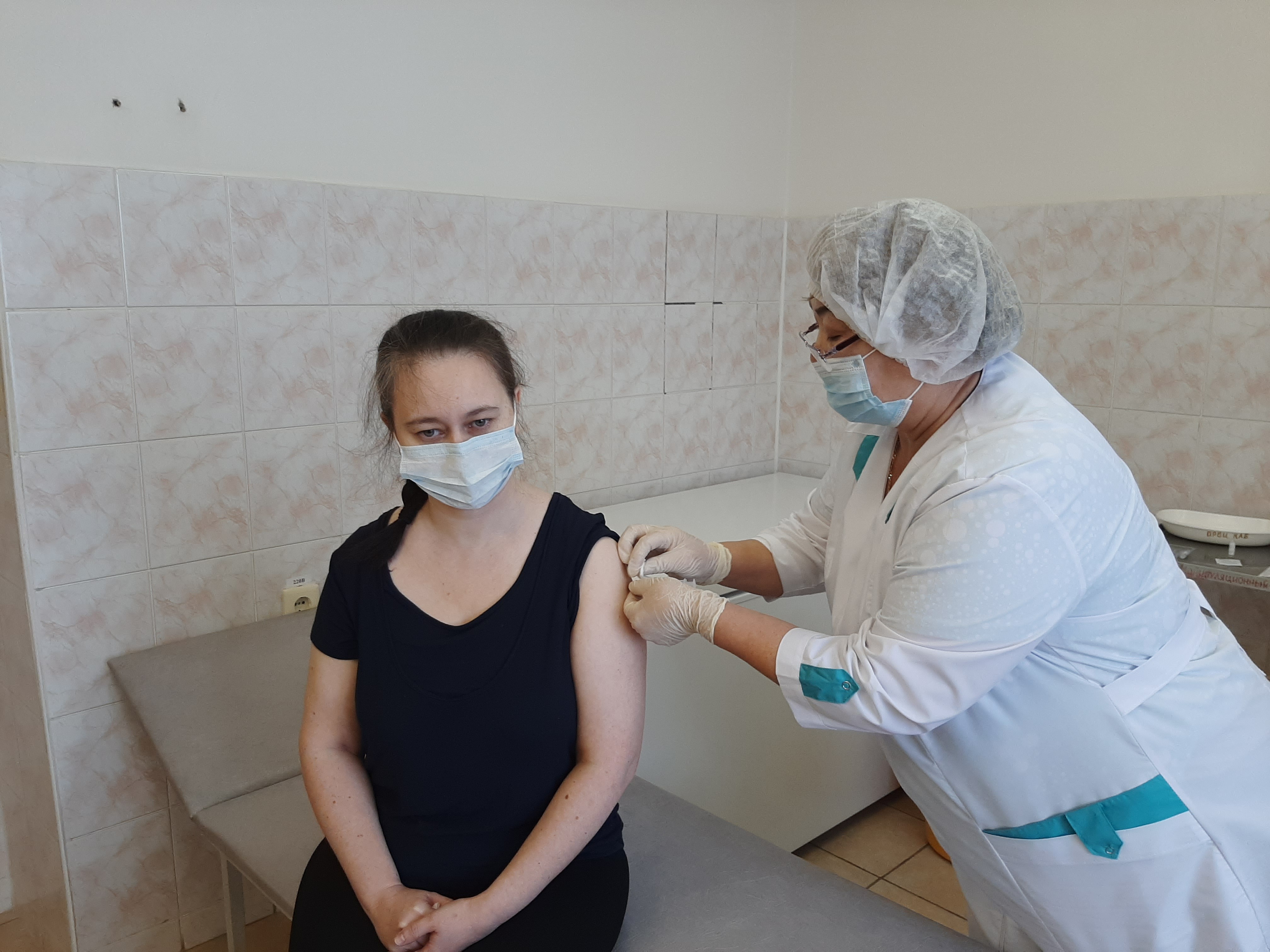 Молодая мама из Уфы  Энже Хафизова прошла вакцинацию в Раевской центральной районной больнице