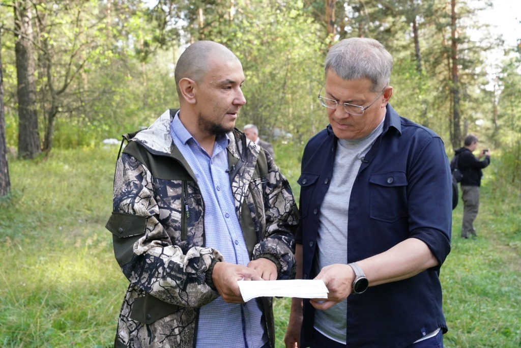 Радий Хабиров посетил крупнейшую колодно-бортевую пасеку в Бурзянском районе