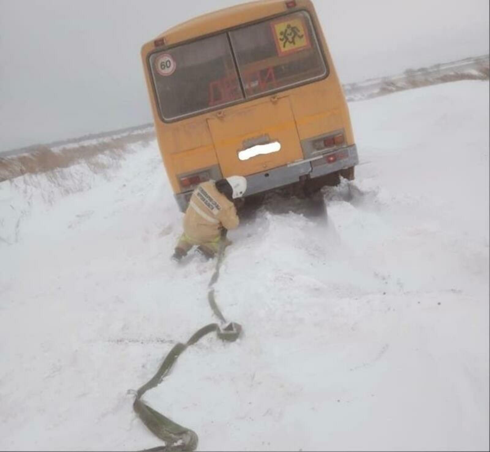 В Туймазинском районе из-за заснеженной дороги застрял школьный автобус