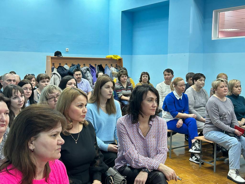 Родители одиннадцатиклассников сдали ЕГЭ по русскому языку