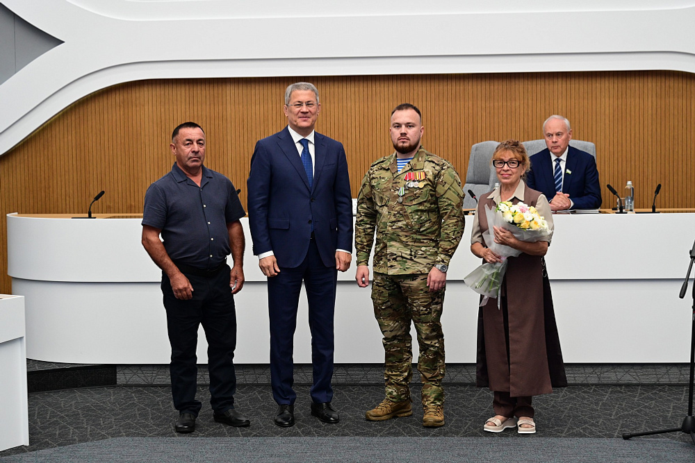 Радий Хабиров вручил участникам СВО медали генерала Шаймуратова