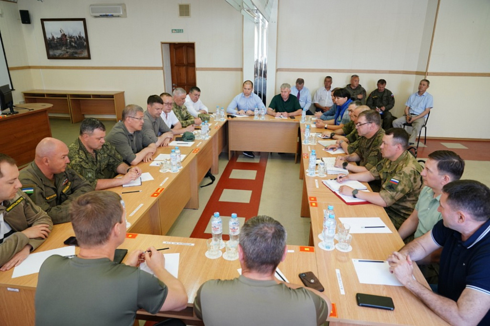 Радий Хабиров встретился с командованием войсковой части, где проходят слаживание подразделения полка «Башкортостан»