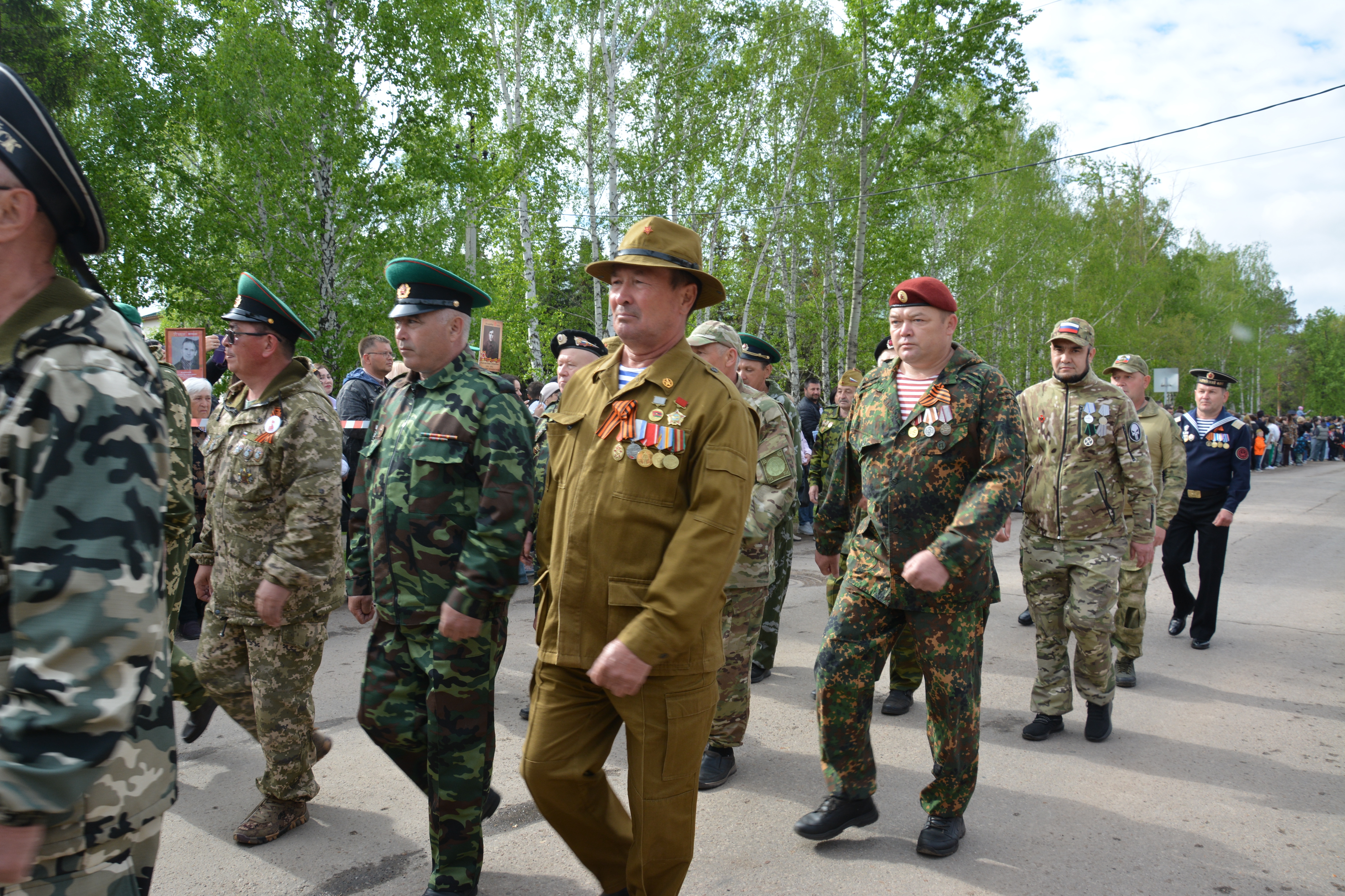 И вновь приходит к нам в начале мая Наш праздник - тот, что порохом пропах