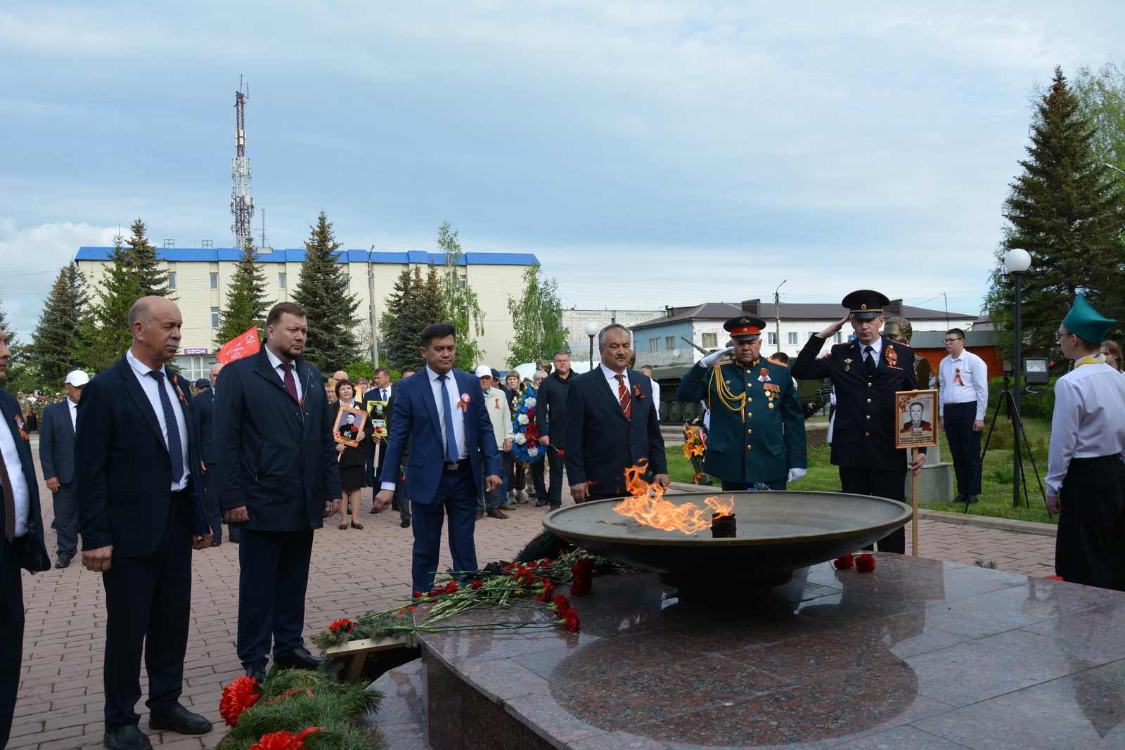 И вновь приходит к нам в начале мая Наш праздник - тот, что порохом пропах