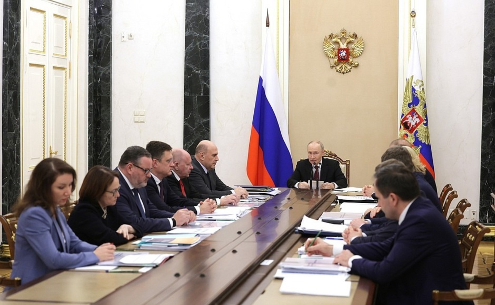 С 2026 года в России введут новую меру поддержки семей с двумя и более детьми