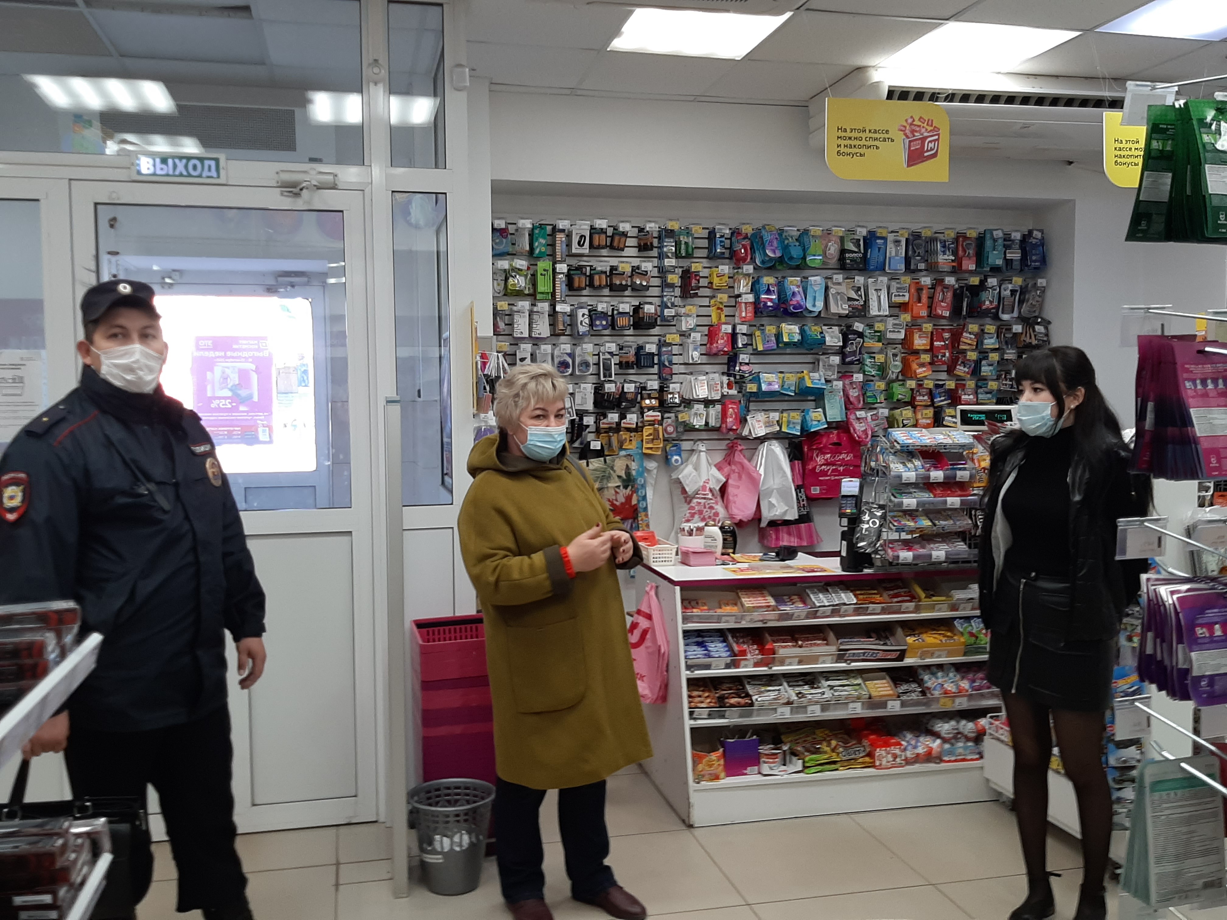 Сегодня, в субботу, глава администрации района Дамир Мустафин вновь посетил торговые точки села Раевский