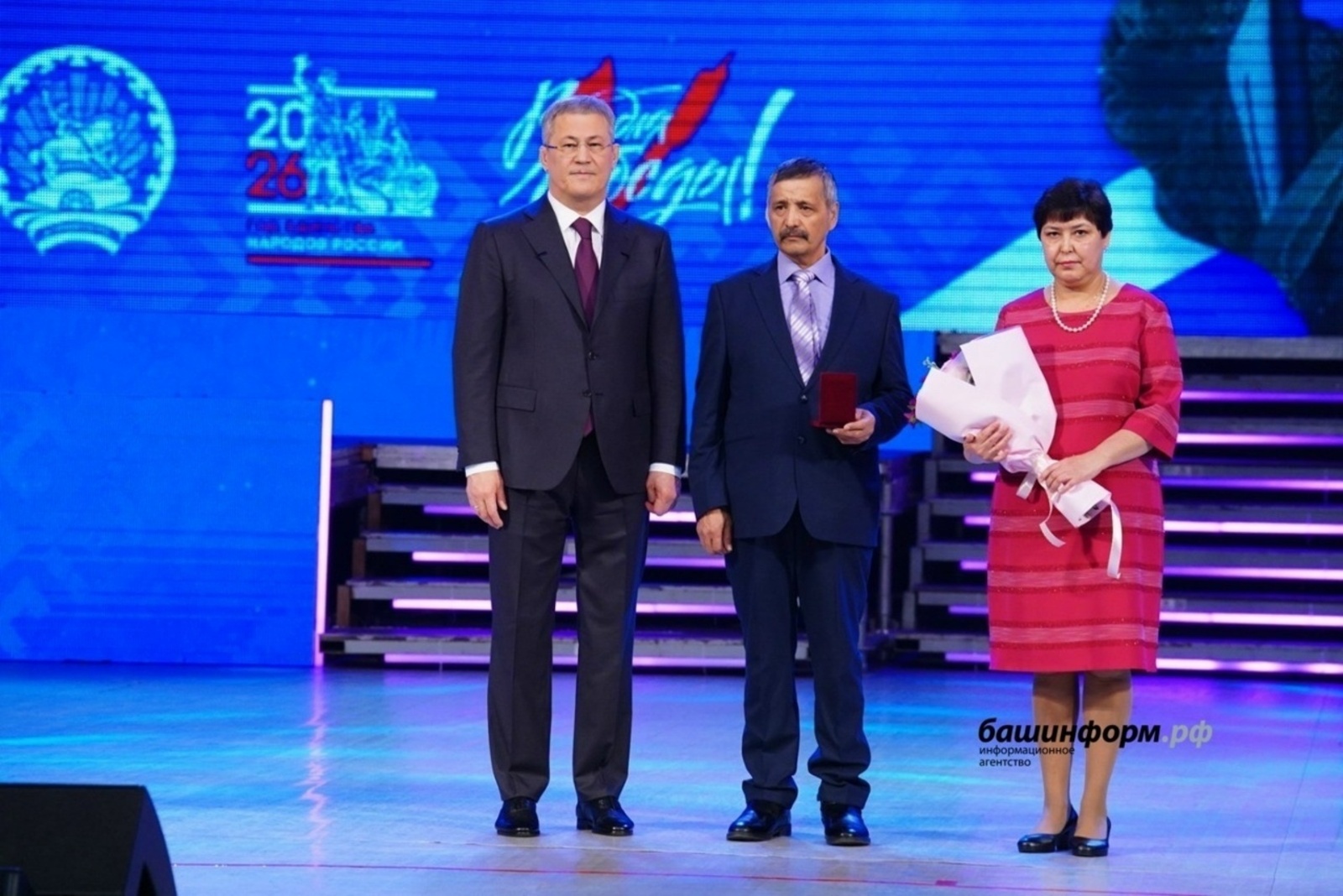 Радий Хабиров вручил внукам фронтовика найденную в Беларуси медаль