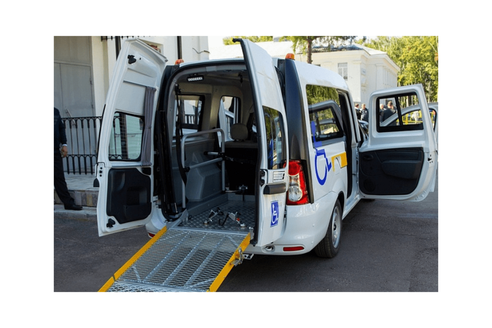 Новая Lada Largus  для перевозки инвалидов-колясочников появилась в Караидельской ЦРБ