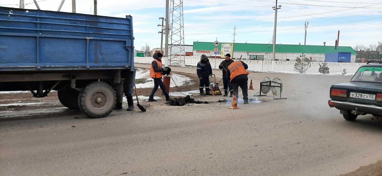В селе Раевский приступили к ямочному ремонту дорог
