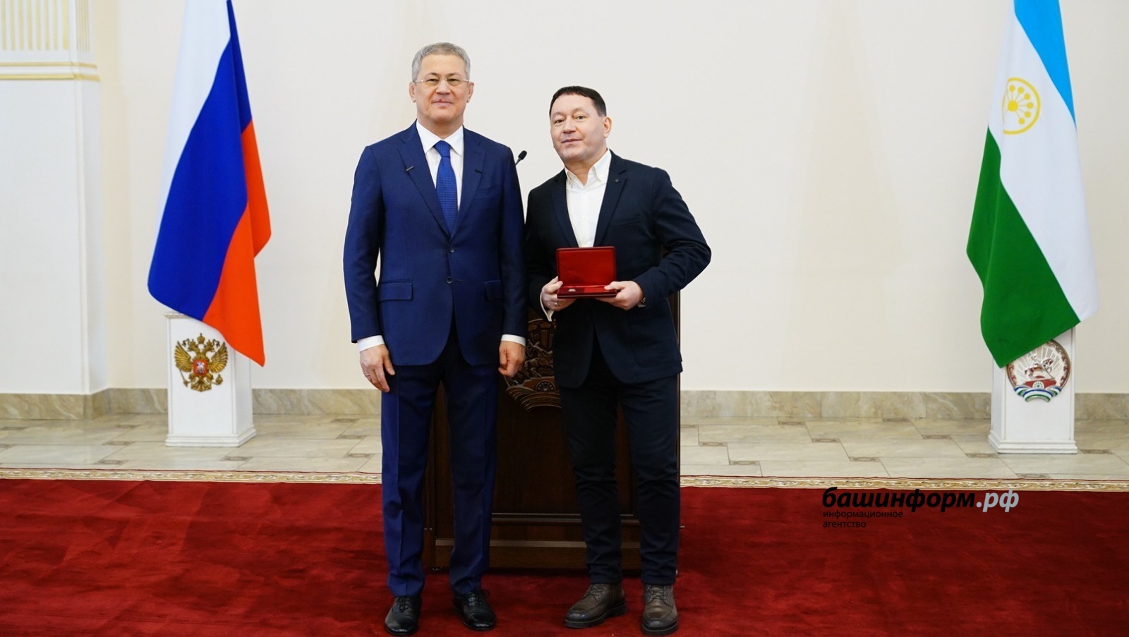 Радий Хабиров вручил государственную награду известному артисту