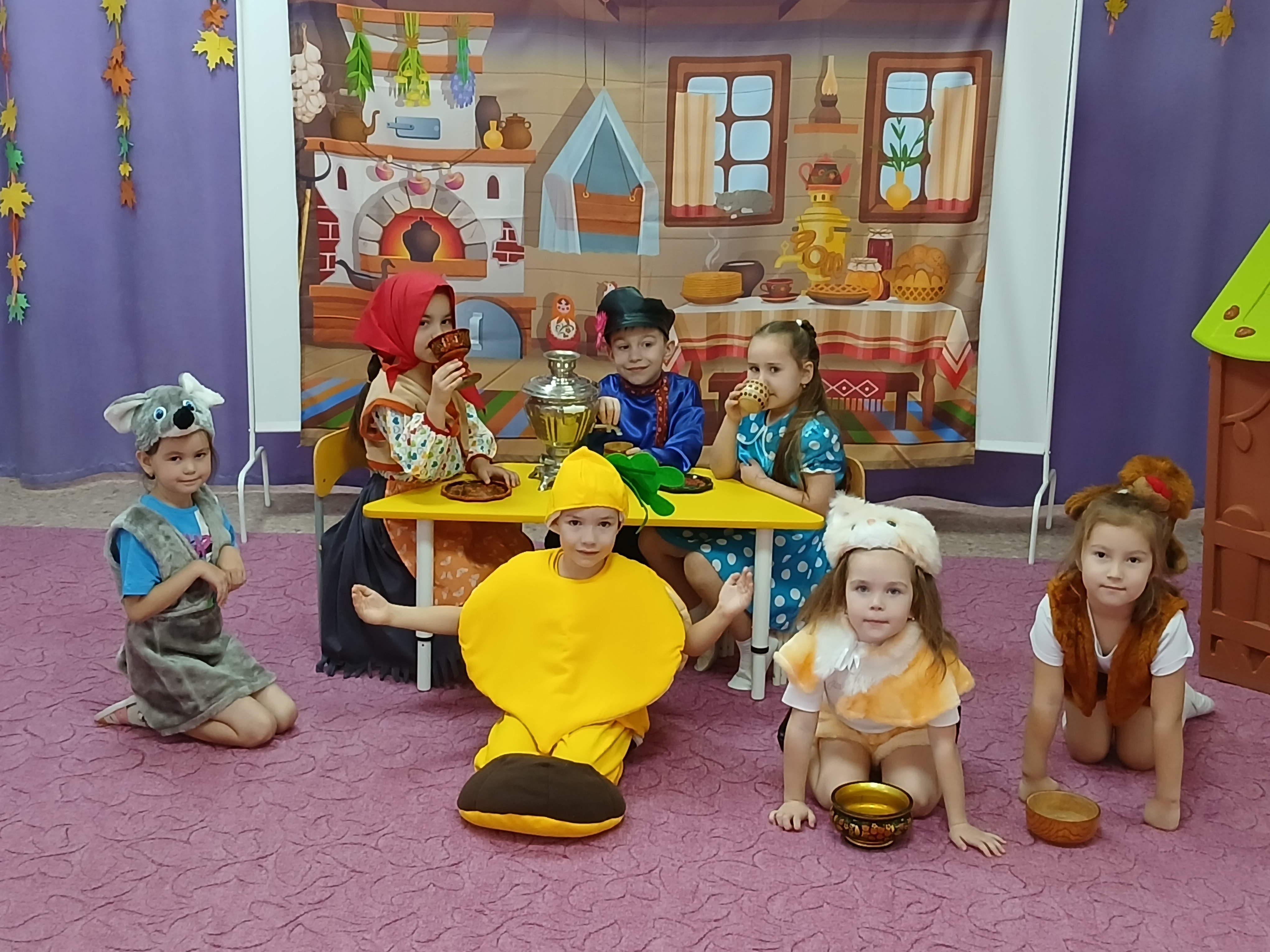 На сцене - маленькие артисты детского сада