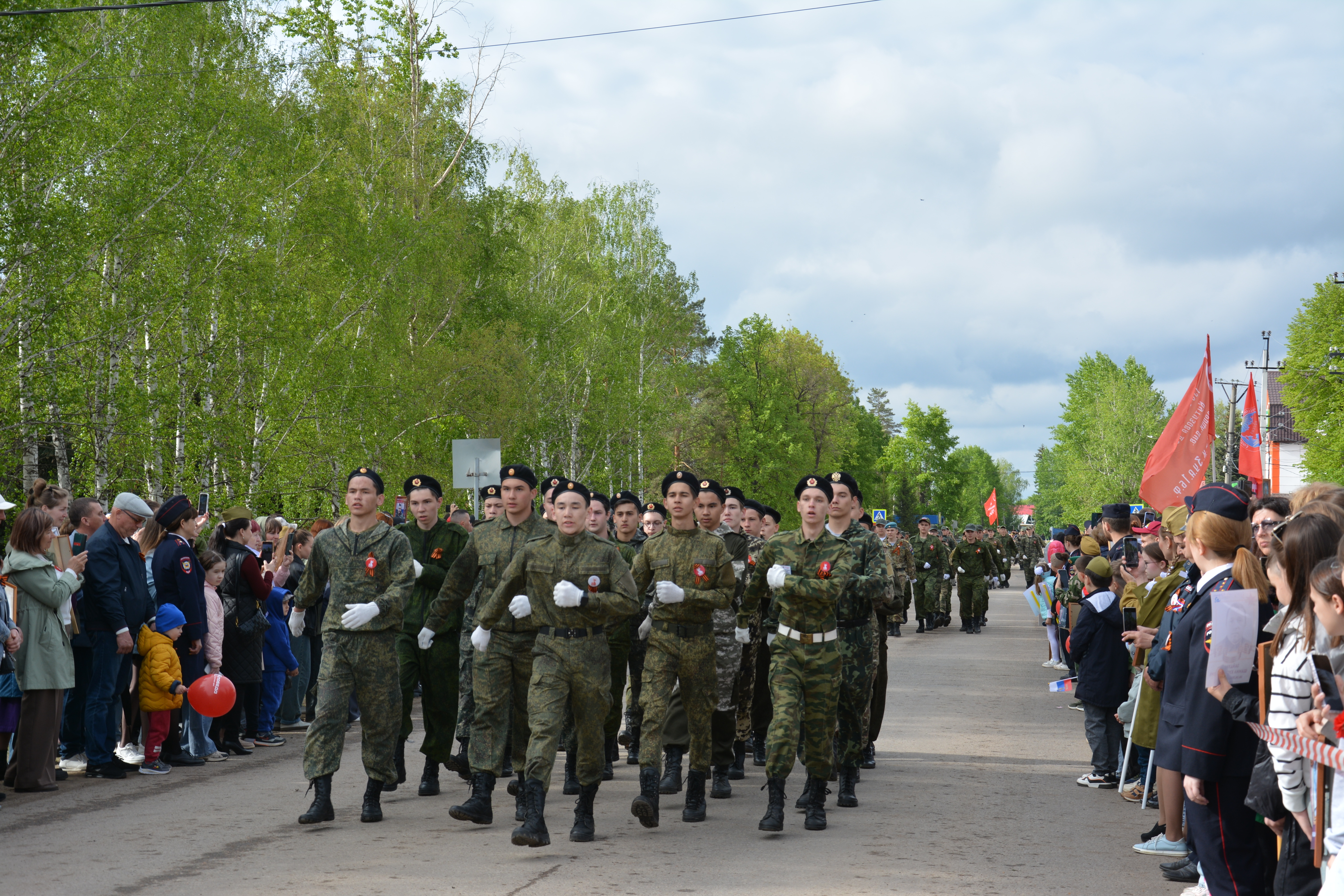 И вновь приходит к нам в начале мая Наш праздник - тот, что порохом пропах