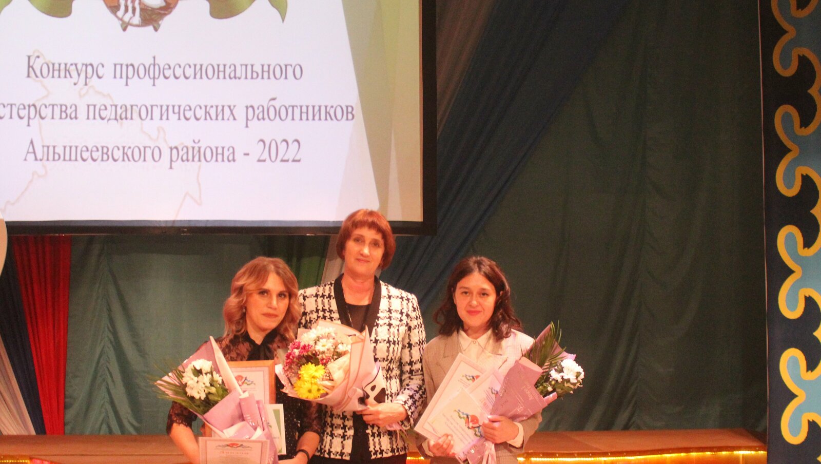 Лучший молодой учитель года – Елена Шевелева (на фото слева)