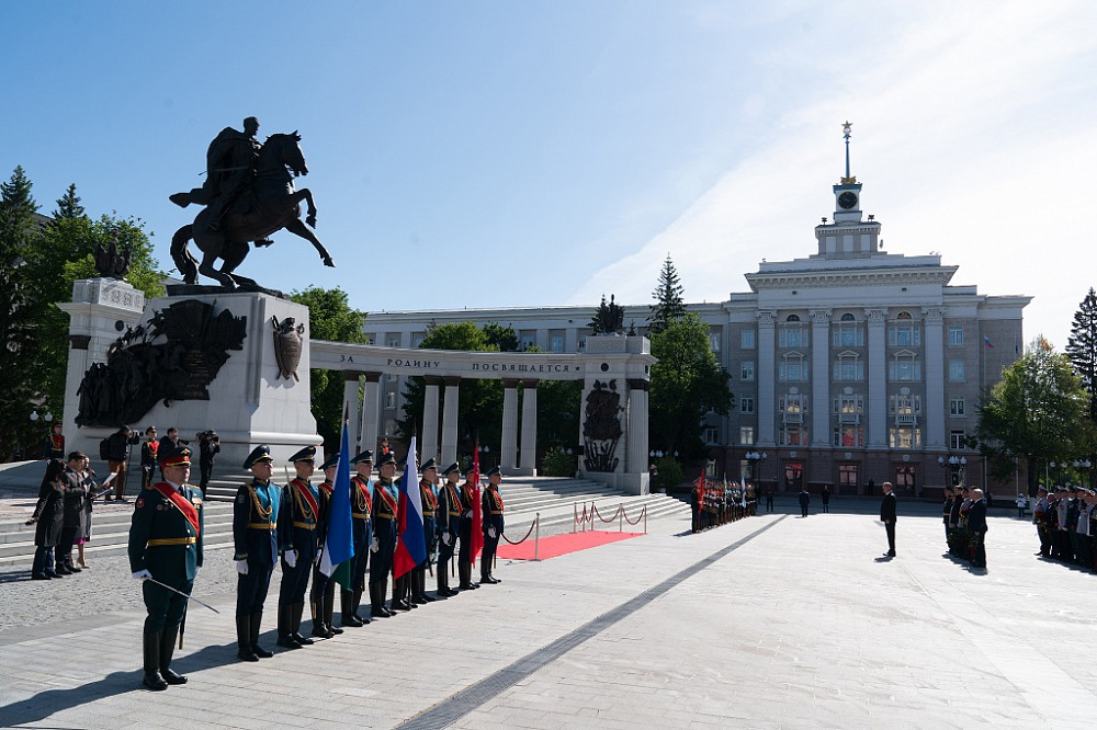 Радий Хабиров в День Победы возложил цветы к памятнику Минигали Шаймуратову